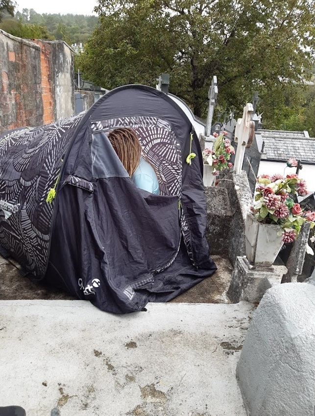 Desalojan a una peregrina alemana acampada en un cementerio en Lugo para pasar la noche