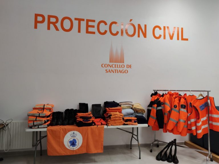 Protección Civil de Santiago donará 180 kilos de material técnico a sus compañeros de la isla de La Palma