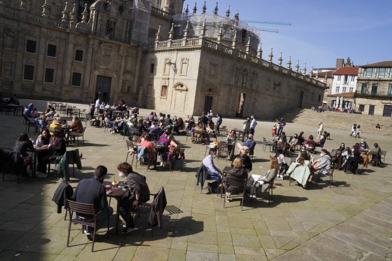 Galicia amplía aforos al 90% en interiores y las reuniones en hostelería a 10 personas en interior y 20 exterior