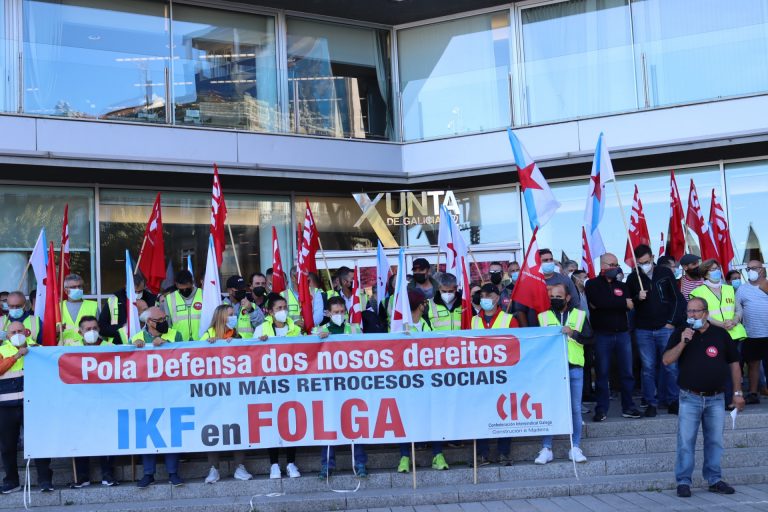 Trabajadores de IKF se concentran en Vigo para reclamar la intervención de la Xunta en el conflicto con la multinacional