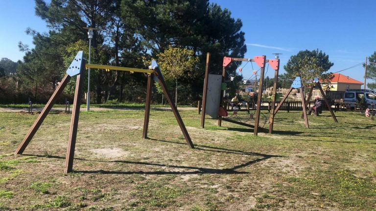 El Ayuntamiento de Sanxenxo denuncia destrozos por valor de 3.000 euros en el parque infantil de Soutullo, en Noalla