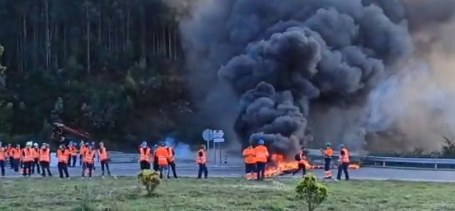 Trabajadores de Vestas cortan la carretera LU-862 con una barricada de neumáticos en llamas