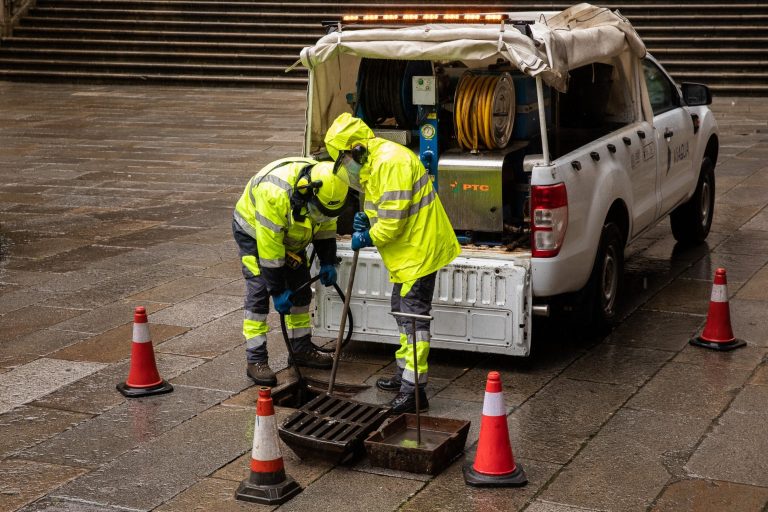 El Ayuntamiento de Santiago intensifica su plan de limpieza del alcantarillado para prevenir incidencias con las lluvias
