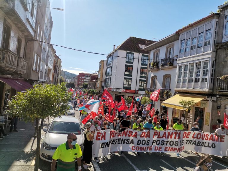 Cientos de vecinos arropan en Noia a los empleados de la planta de Lousame en una protesta contra su «desmantelamiento»