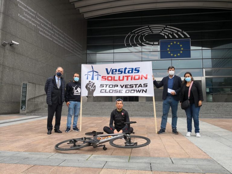 El trabajador de Vestas que viaja en bicicleta a Dinamarca llega a Bruselas y se reúne con eurodiputados gallegos