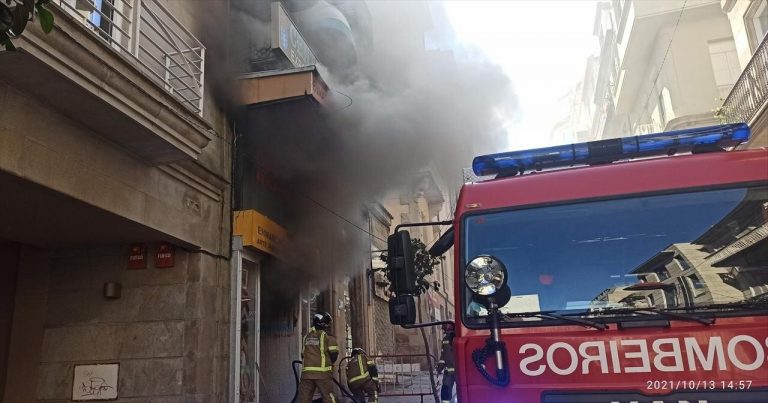 Los bomberos extinguen un incendio originado en un local comercial en Vigo que no dejó daños personales