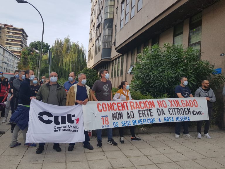 Trabajadores se concentran en Vigo para denunciar la «precariedad» que causa el ERTE en Stellantis y exigir su retirada