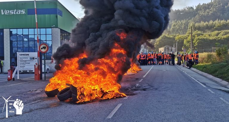 Trabajadores de Vestas hacen una barricada de neumáticos en llamas ante la fábrica