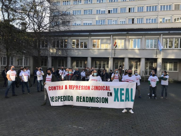 Trabajadores de Xeal se concentran en A Coruña para exigir la readmisión de un compañero despedido