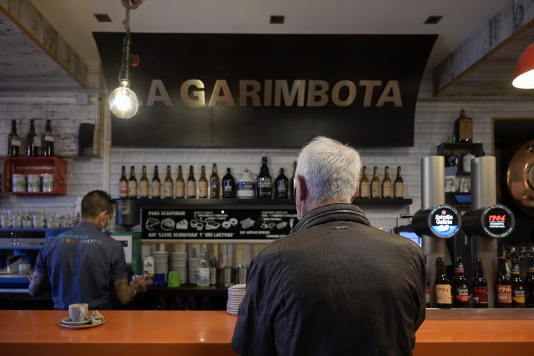 Hosteleros celebran el fin de las restricciones más duras y abren el debate de un cambio de hábitos en horarios