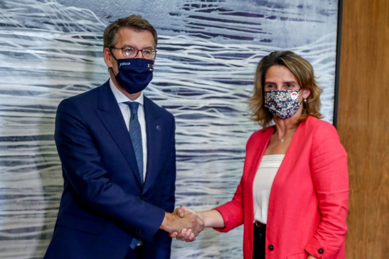 Feijóo abre la puerta a quitar la mascarilla en los recreos «si legalmente es posible» y no tiene «efectos secundarios»