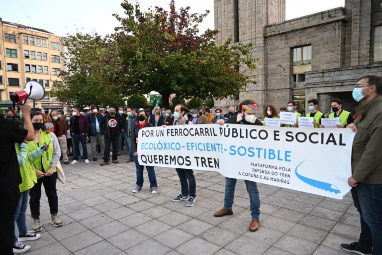 Más de un centenar de personas se concentran en Vigo y A Coruña en defensa de un ferrocarril «público y sostenible»