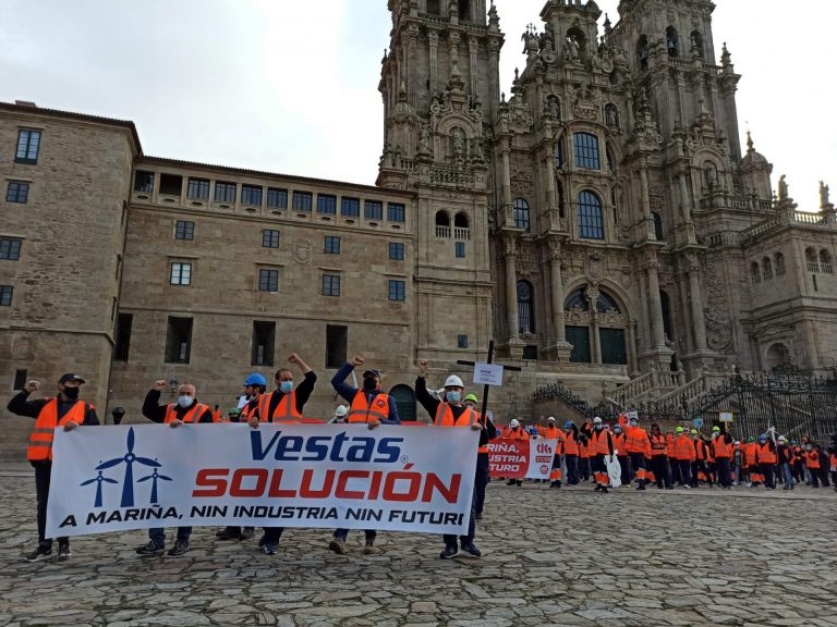 Los trabajadores de Vestas llevan sus protestas hasta el Obradoiro