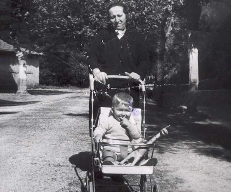 Feijóo publica una foto de pequeño con su abuela Eladia: «Yo fui un niño de la Galicia profunda y… ¡ni tan mal!»