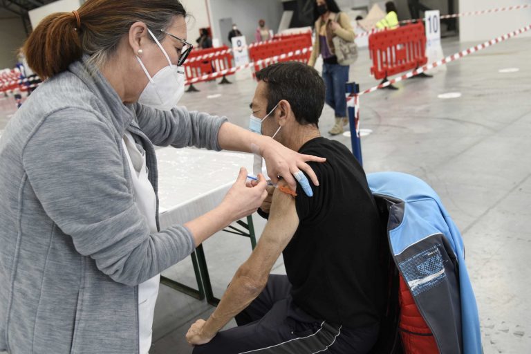 Administradas otras 11.000 dosis de la vacuna contra Covid en Galicia, que suma 515 personas con pauta completa