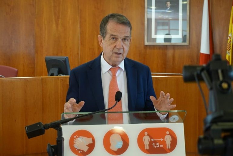 El alcalde de Vigo defiende que es «neutral» en las primarias tras pactar una lista al congreso del PSdeG con Caballero