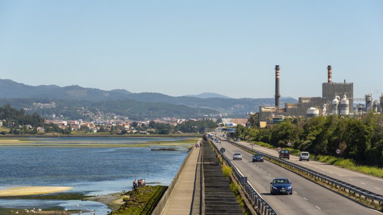 Trabajadores de Ence cortan el tráfico entre Pontevedra y Marín para reclamar «garantías» para sus puestos de trabajo