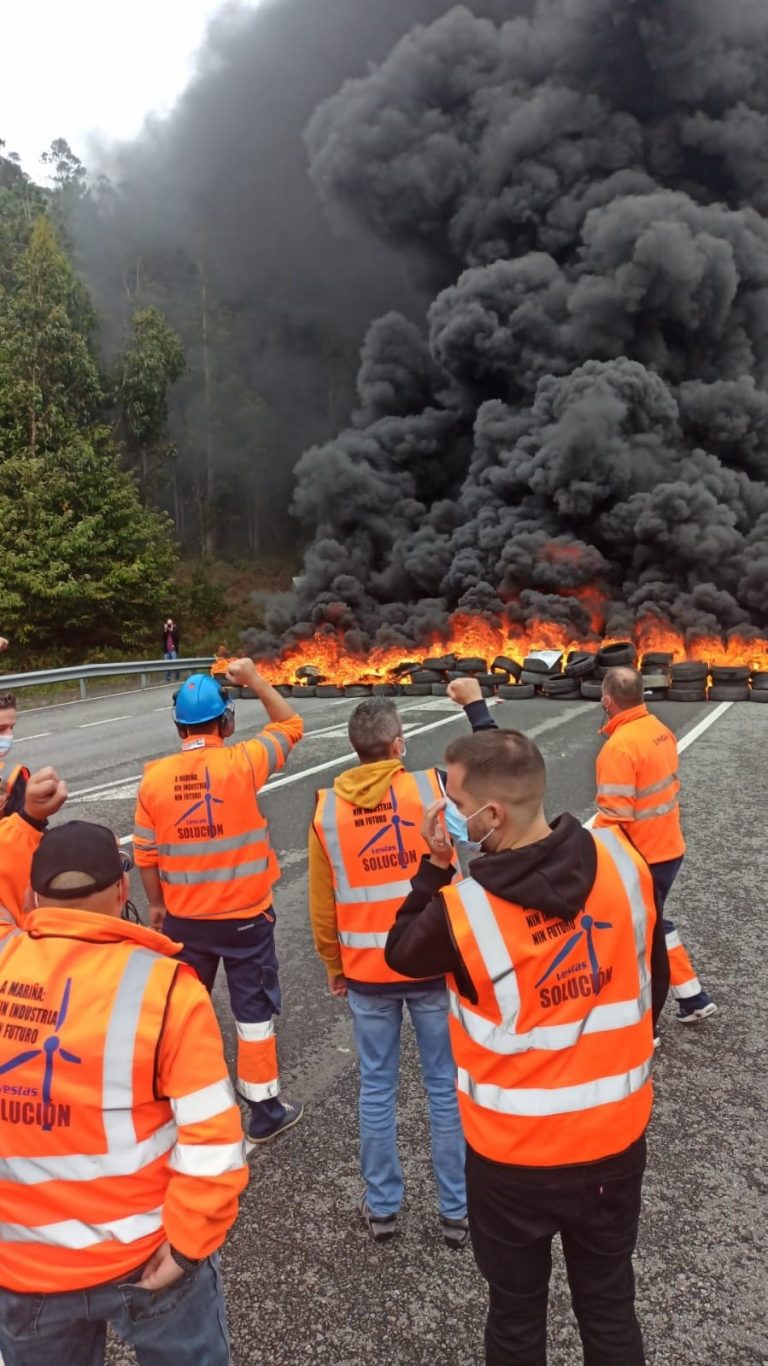 Trabajadores de Vestas cortan con una barricada de ruedas en llamas la N-540 en Viveiro para reclamar «una solución»