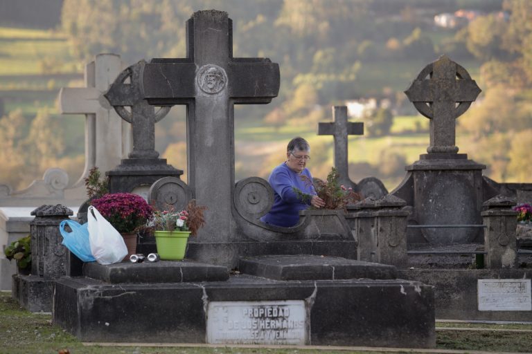 La ‘nueva normalidad’ llega a los cementerios sin límites de aforo, aunque con recomendaciones sobre medidas sanitarias