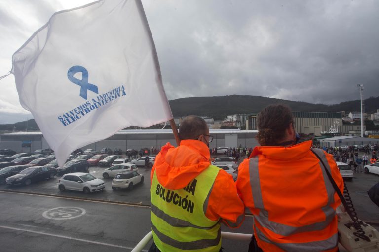 Casi 1.000 vehículos participan en la caravana convocada por el comité de Alcoa bajo el lema ‘Enerxía Solución’