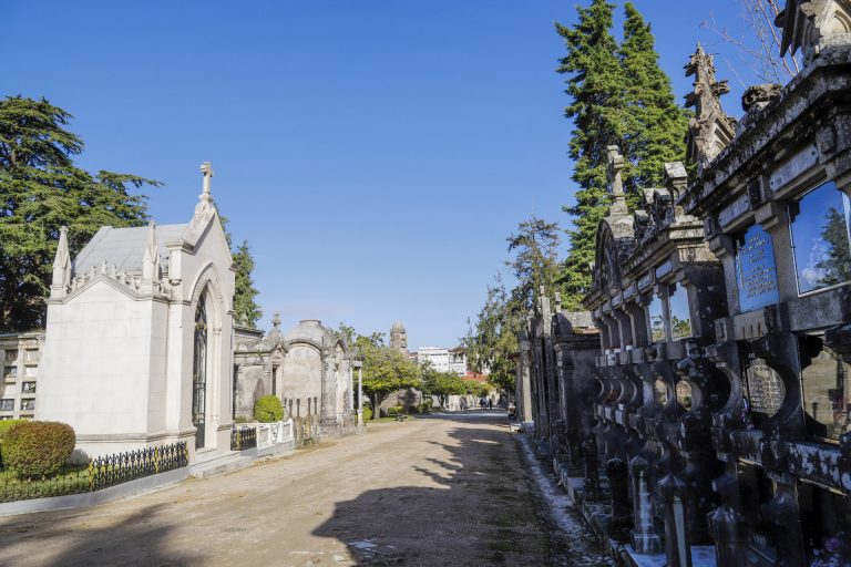 El obispo de Ourense defiende enterrar frente a incinerar y recuerda que las cenizas «deben custodiarse en cementerios»