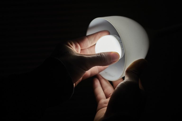 El precio de la luz baja este sábado un 8,12%, hasta los 157,53 euros/MWh