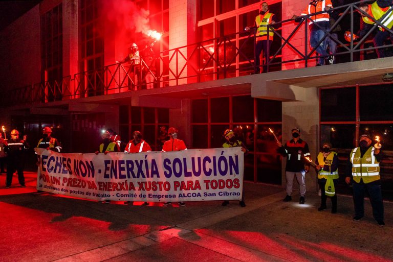 Una multitudinaria marcha nocturna urge al Gobierno a «cumplir con la promesa» de intervenir Alcoa San Cibrao