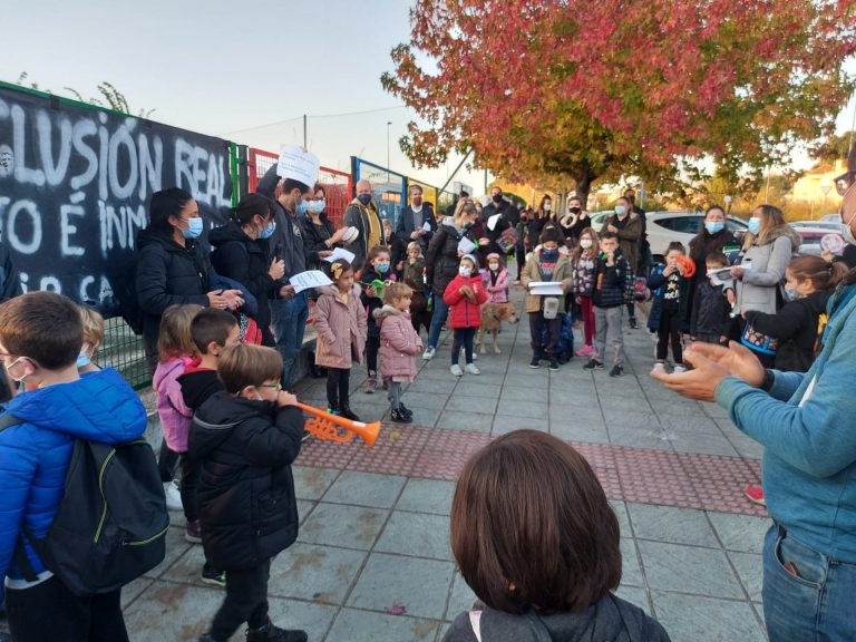 Familias de un colegio de Vigo protestan por la «insuficiente» dotación de profesorado especialista