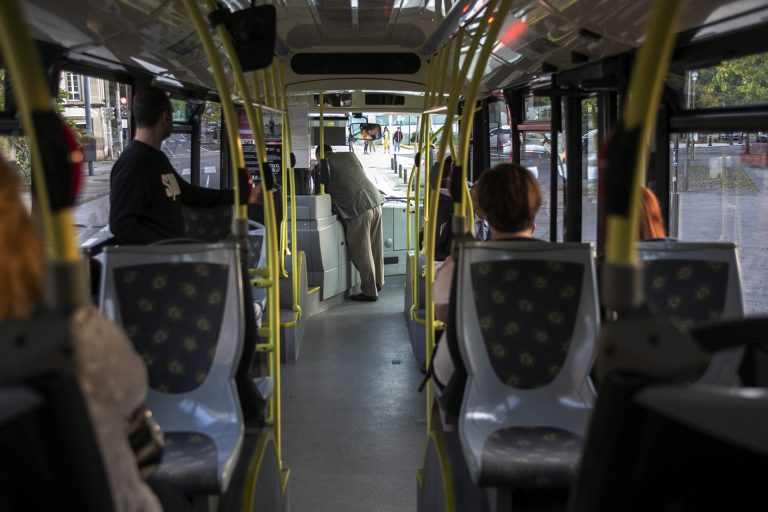 Los viajeros de bus urbano repuntan un 21% en septiembre en Galicia