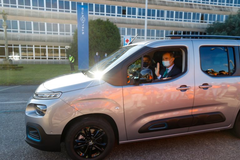 El Rey Felipe VI prueba en la planta de Vigo la nueva generación de furgonetas 100 % eléctricas del grupo Stellantis