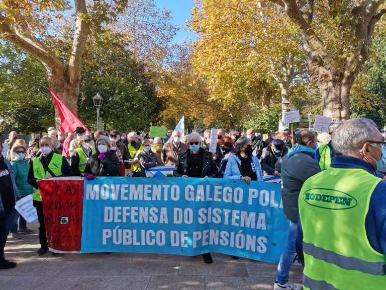 Cientos de personas protestan en Santiago en defensa de las pensiones públicas y contra los recortes