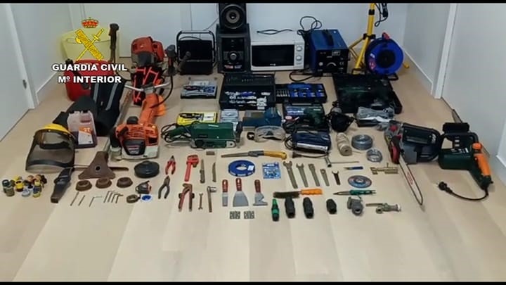 Dos detenidos y dos investigados por robar electrodomésticos y equipos electrónicos en una vivienda en Porto do Son
