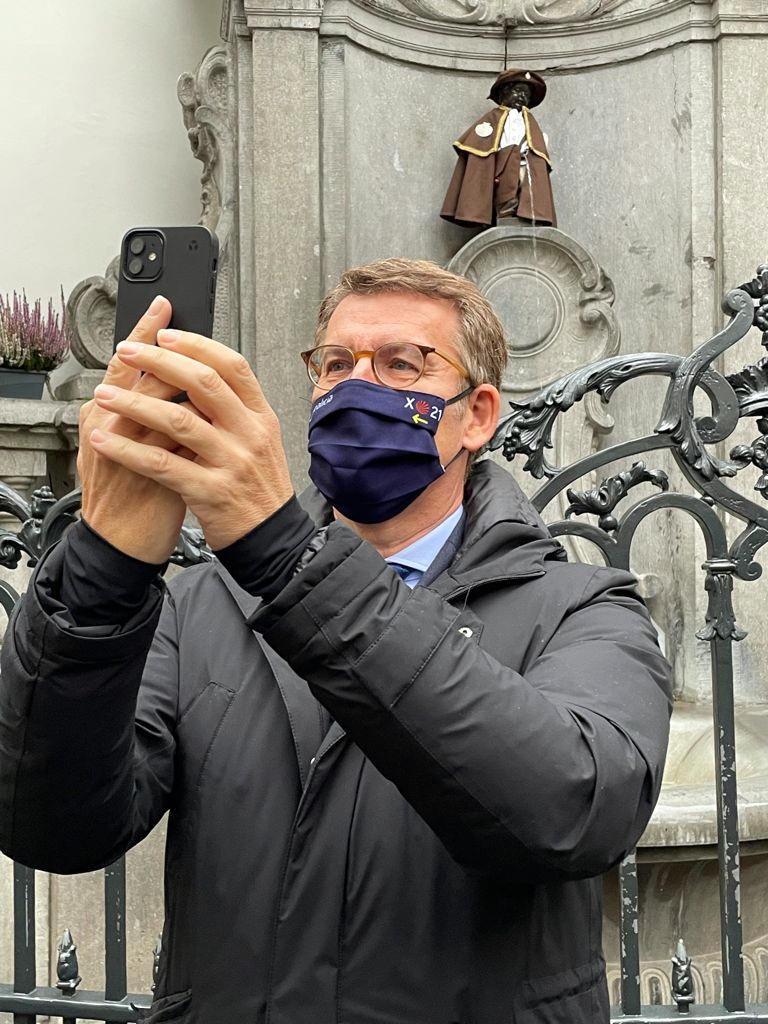 Feijóo llama en Bruselas a visitar Galicia en Xacobeo y se hace un ‘selfie’ con el Manneken Pis vestido de peregrino