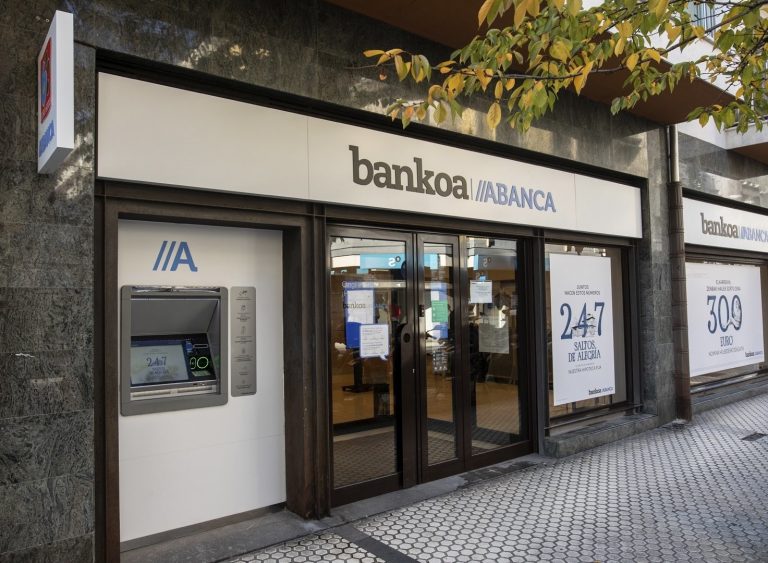 Abanca negocia con sindicatos el ajuste de 350 trabajadores tras integrar Bankoa y Novo Banco
