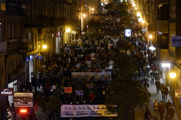 Más de 2.000 personas recorren Ourense para lanzar «un SOS» por la ciudad y la provincia