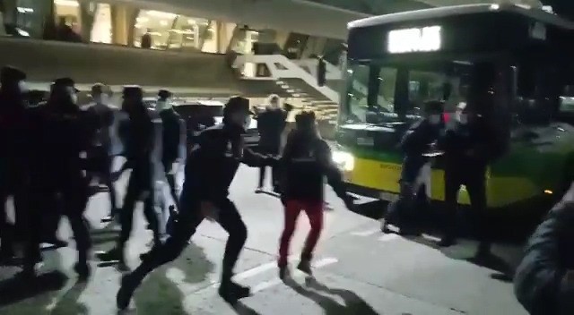 Al menos dos trabajadores heridos en un enfrentamiento con la Policía en el inicio de la huelga del bus urbano en Vigo