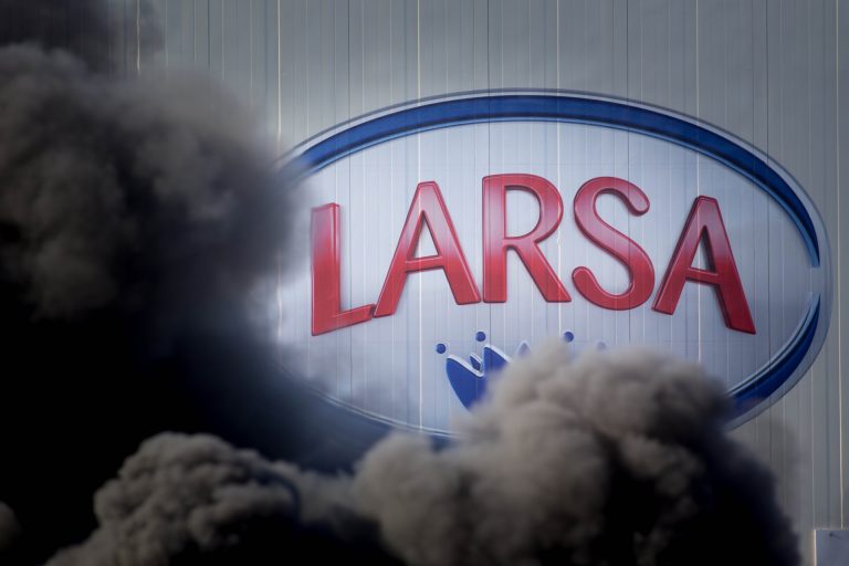 Capsa y Lactalis informan de que sus marcas siguen en los supermercados y rechazan «prácticas ilegales»