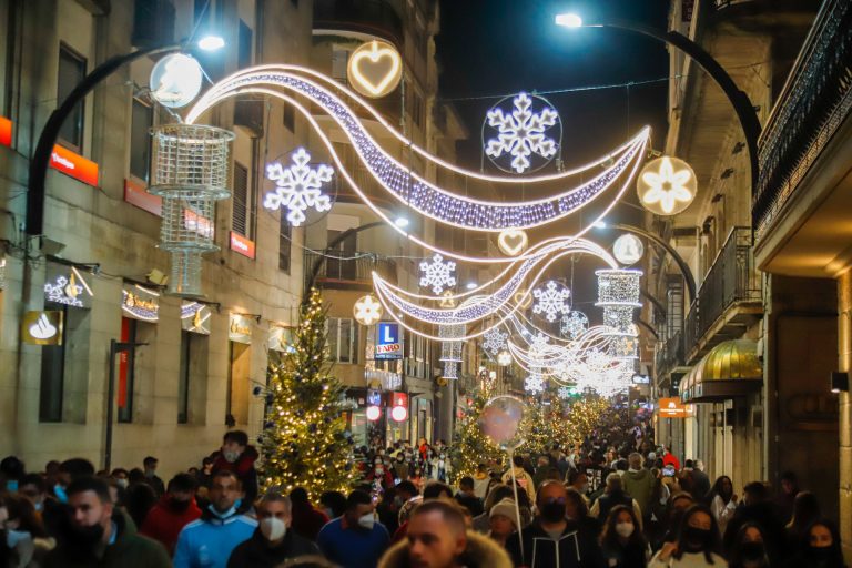 Vigo arranca la Navidad «en todo el planeta» con confeti y nieve artificial en un evento multitudinario
