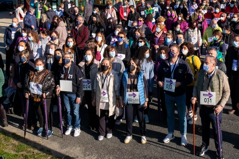 Más de 350 personas participan en una caminara del Monte do Gozo al Obradoiro en condena de la violencha machista