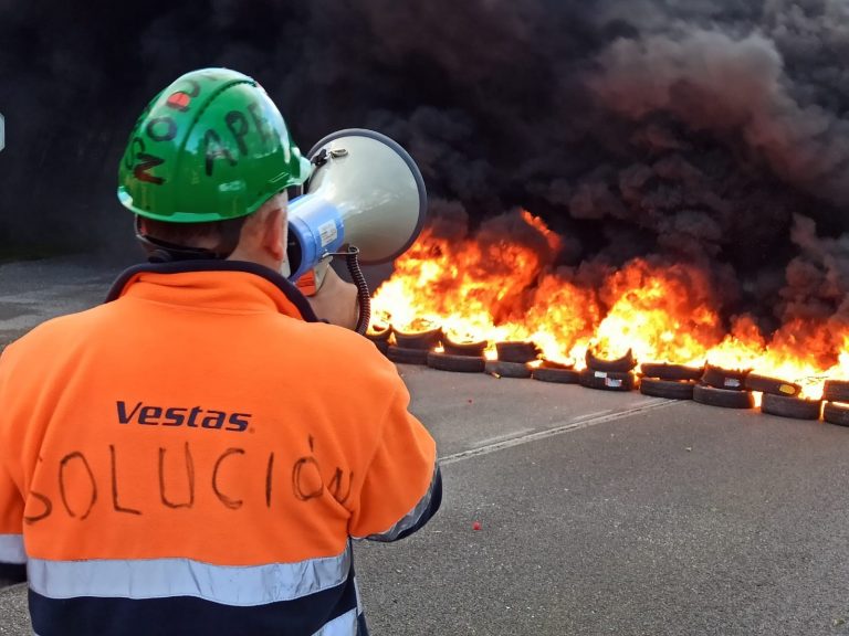 Trabajadores de Vestas retoman las protestas con un corte de la carretera en O Barqueiro