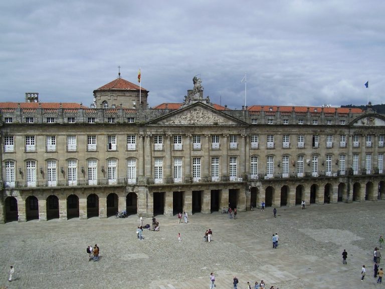 Acuerdo en el pleno de Santiago para pedir a la Xunta una tasa turística sobre estancias con o sin pernoctación