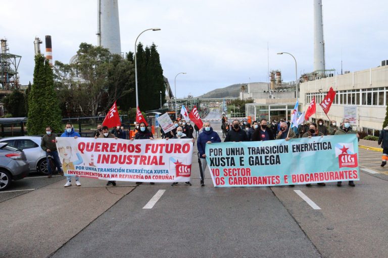 Representantes de la CIG se concentran ante la refinería de Repsol para exigir una «transición gallega justa»