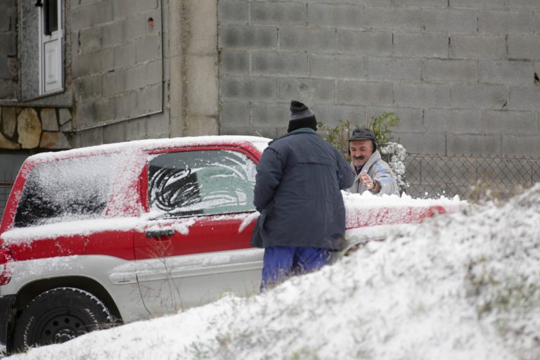La nieve obliga a circular con precaución por vías de la montaña de Lugo