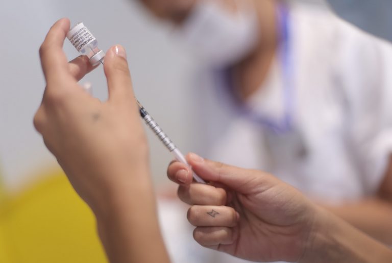 Janssen prueba la efectividad de su vacuna contra ómicron y se abre a adaptarla «si fuera necesario»
