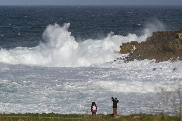 El viento alcanza los 142 km/h en Muras (Lugo) y supera los 100 en el litoral coruñés y lucense