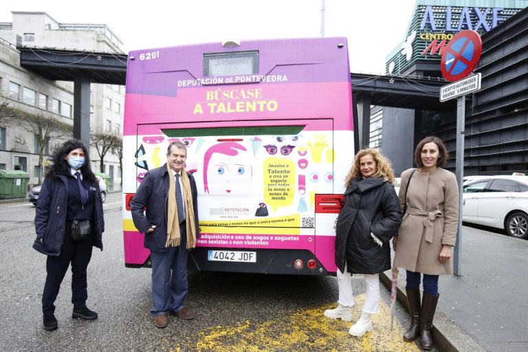 La Diputación vuelve a llevar su campaña a favor de los juguetes igualitarios a los buses urbanos de Vigo