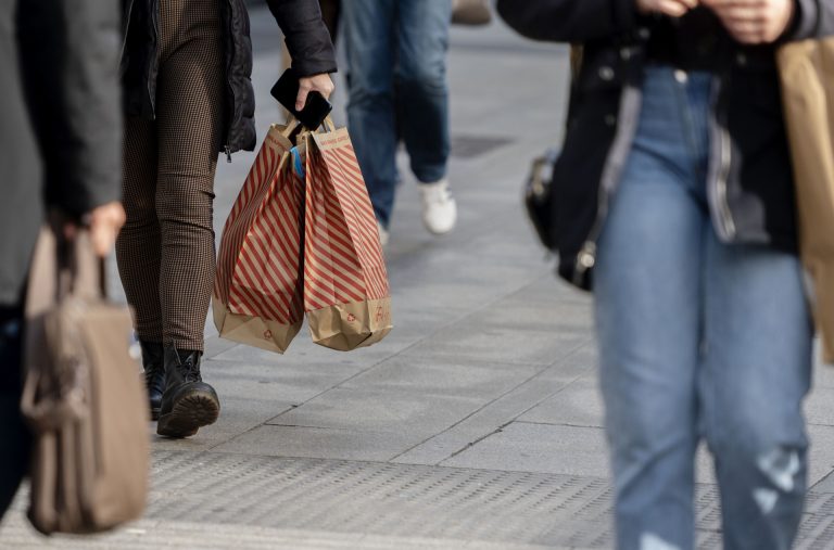 El gasto previsto por los gallegos en las compras de Navidad cae un 4% respecto a 2020, según el Observatorio Cetelem