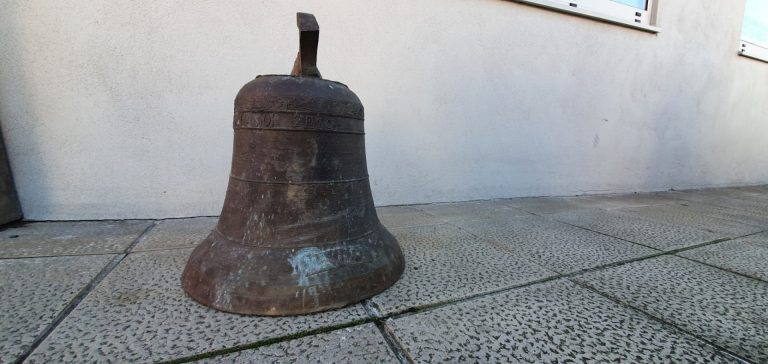 La Policía Nacional recupera la campana robada en la iglesia parroquial de San Pedro de Leixa, en Ferrol