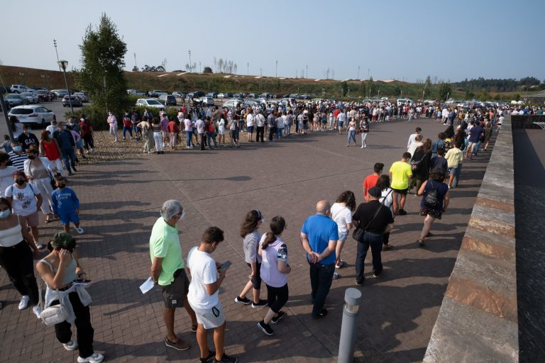 Feijóo emplaza a los padres a vacunar a sus hijos para «protegerlos» del covid