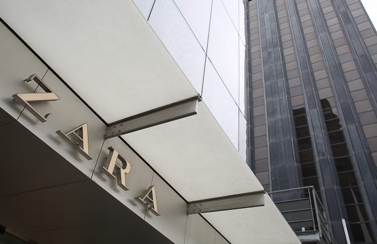 Los títulos de Inditex caen un 5,22% en Bolsa tras presentar resultados